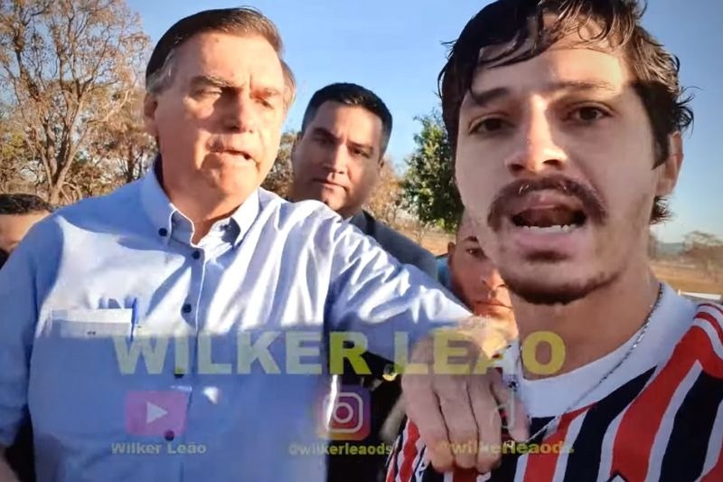 Bolsonaro confronta youtuber após ser chamado tchutchuca; VÍDEO