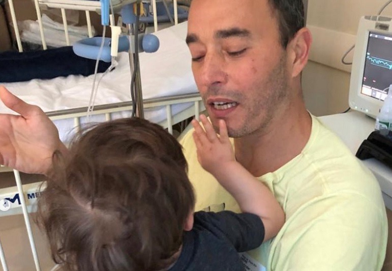 Filho de André Rizek e Andréia Sadi recebe alta de hospital após sete dias internado