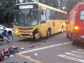 Motociclista fica gravemente ferido após bater contra ônibus em Londrina