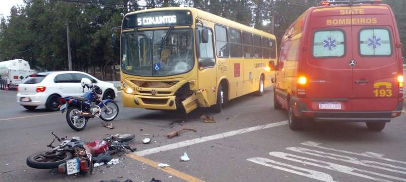 Motociclista fica gravemente ferido após bater contra ônibus em Londrina