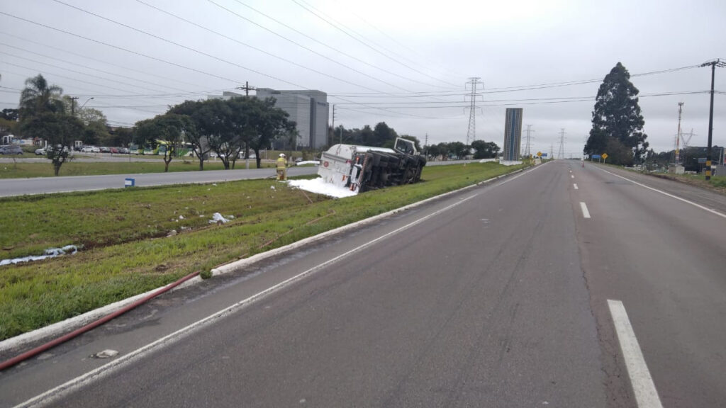 Caminhão-tanque tomba e interdita Contorno Sul, em Curitiba