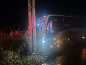 Batida entre dois ônibus deixa oito pessoas feridas na PR-180, em Cascavel