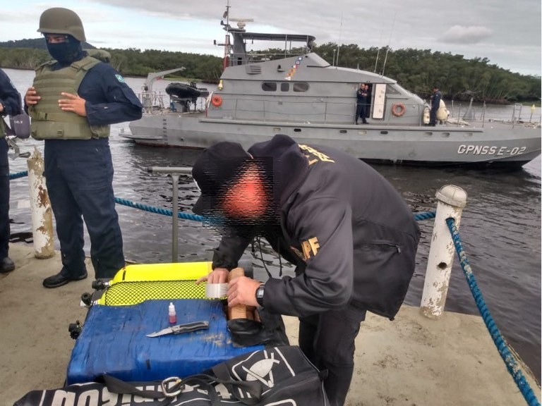 Força-tarefa apreende 45kg de cocaína em navio em Paranaguá