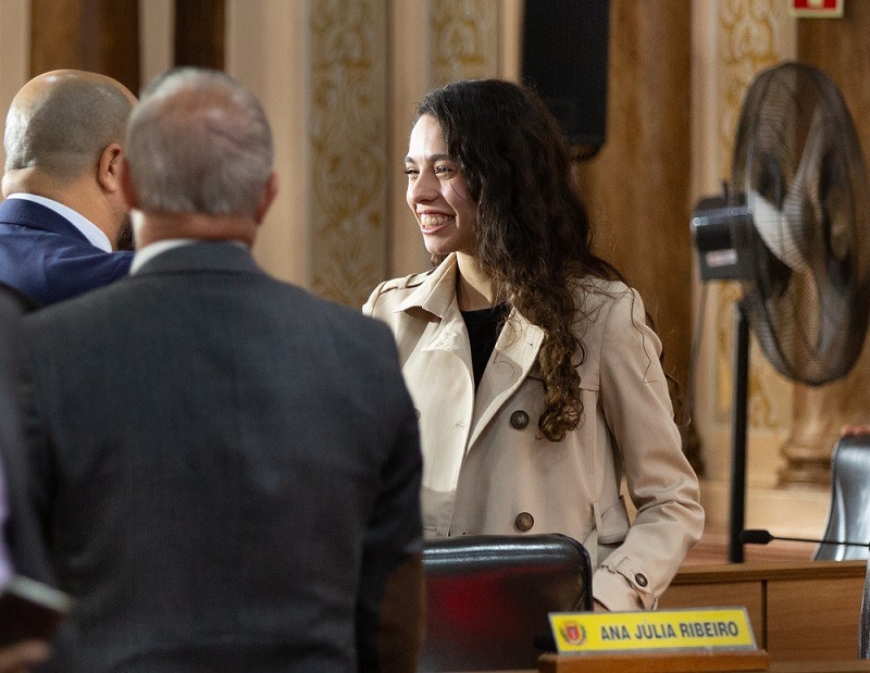 Ana Júlia Ribeiro é reempossada vereadora na Câmara de Curitiba