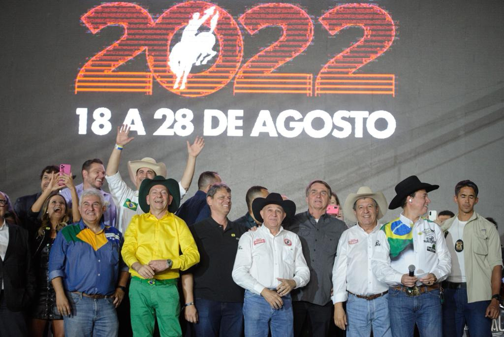 Bolsonaro vai à Festa do Peão com Hang e Tarcísio e usa arena como palanque