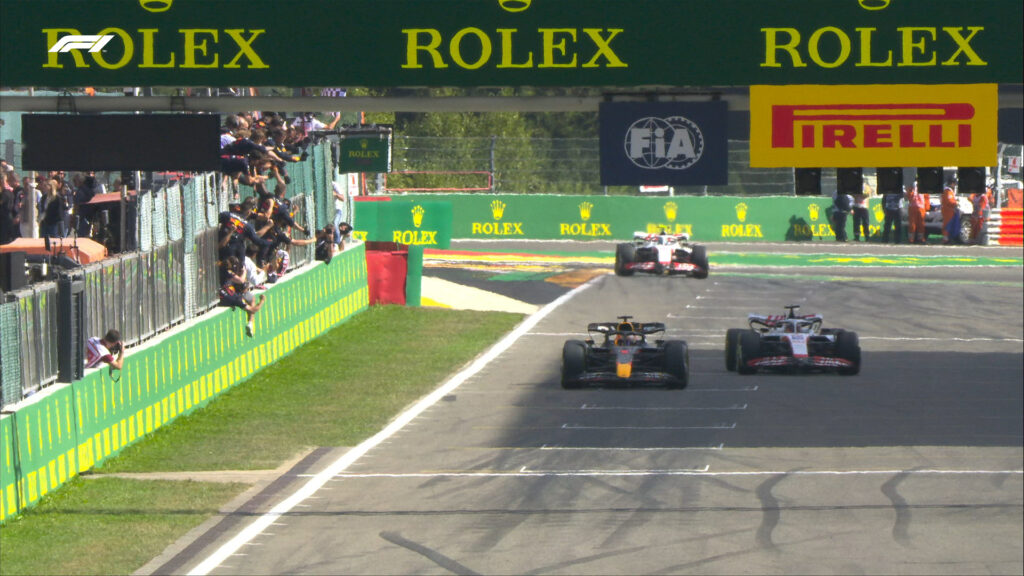 F1: Verstappen larga em 13º, se recupera e vence GP da Bélgica