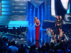 Anitta leva prêmio de clipe de música latina no VMA vestindo ‘vermelho PT’