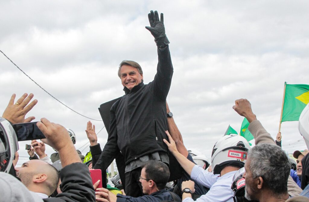 Bolsonaro faz ataques a Lula e elogios a aliados durante comício em Curitiba