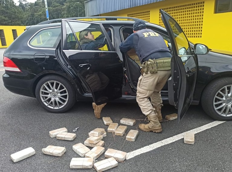 Cocaína escondida em carro é apreendida pela PRF na região de Curitiba