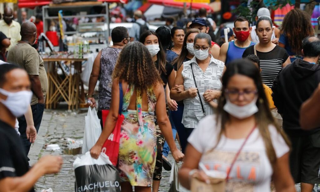 Covid: média de mortes fica abaixo de 50 pela 1ª vez em mais de 900 dias no Brasil