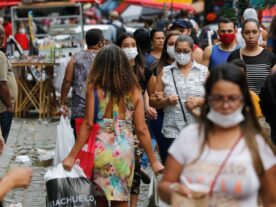 Covid: média de mortes fica abaixo de 50 pela 1ª vez em mais de 900 dias no Brasil