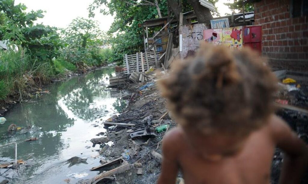 Pobreza infantil bate recorde no Brasil em 2021