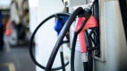 Preço da gasolina cai mais 1,4% e já fica abaixo de R$ 5, diz ANP