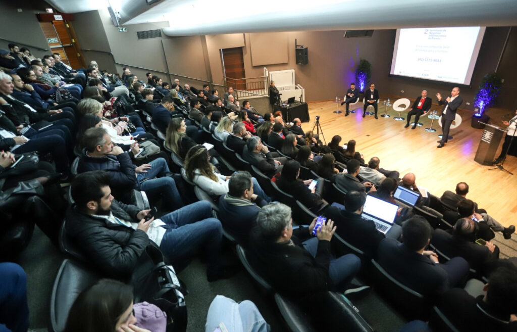 Debate sobre negócios internacionais reúne mais de 500 participantes em Curitiba