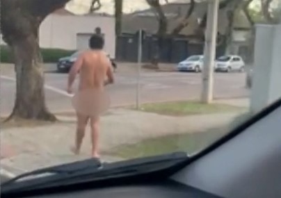 Homem pelado é flagrado correndo em rua de Curitiba