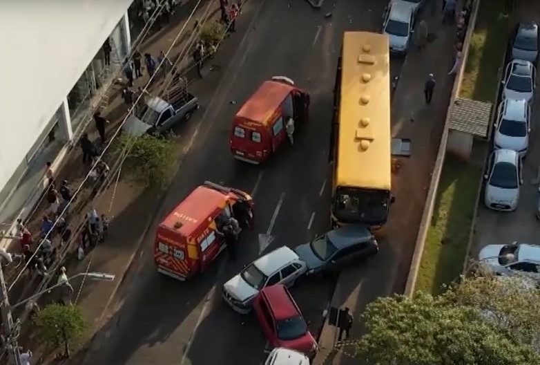 Acidente com ônibus e 11 carros deixa feridos em Londrina