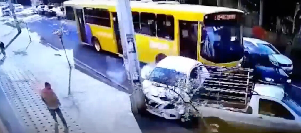 Câmera flagra momento em que ônibus faz strike contra carros em Londrina; assista