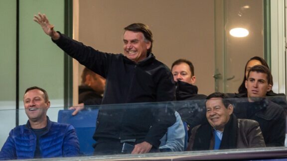 Bolsonaro vai a jogo do Grêmio e recebe vaias e aplausos