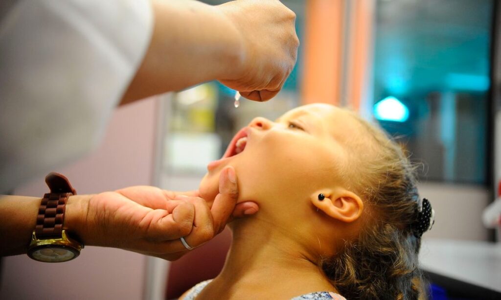 Maringá mantém vacinação contra a pólio em escolas do município