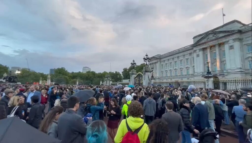 “Deus Salve a Rainha” embala multidão em frente ao Palácio de Buckingham