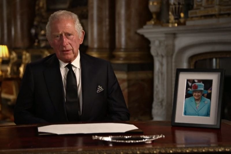 Rei Charles promete dedicação ao povo britânico até morrer