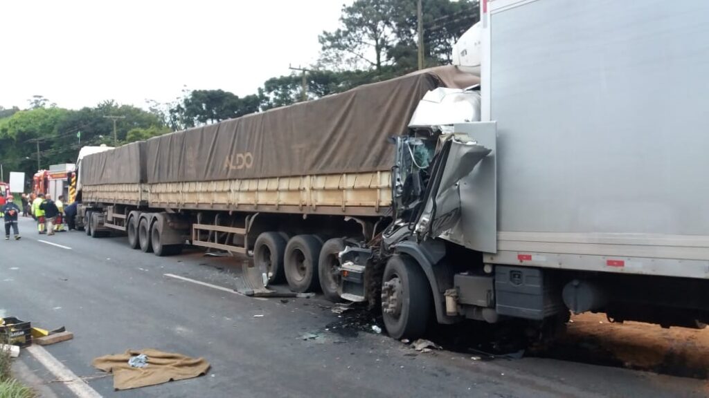 Motorista fica em estado grave após colisão entre caminhões em Ponta Grossa