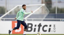Neymar cai e dá susto em treino da seleção brasileira na França