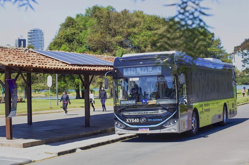 Ônibus elétrico em Curitiba tem últimos passeios gratuitos