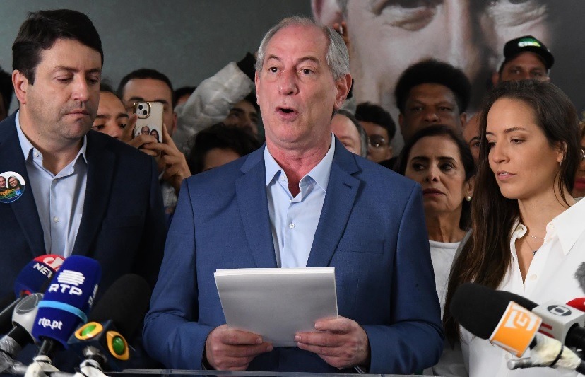 Ciro Gomes nega retirada de candidatura e critica voto útil