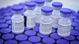 Pfizer apresenta pedido de vacina mais forte contra variante Ômicron