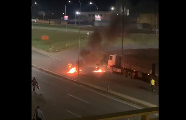 BR-277 em Guarapuava: Bolsonaristas queimam pneus e criam bloqueio