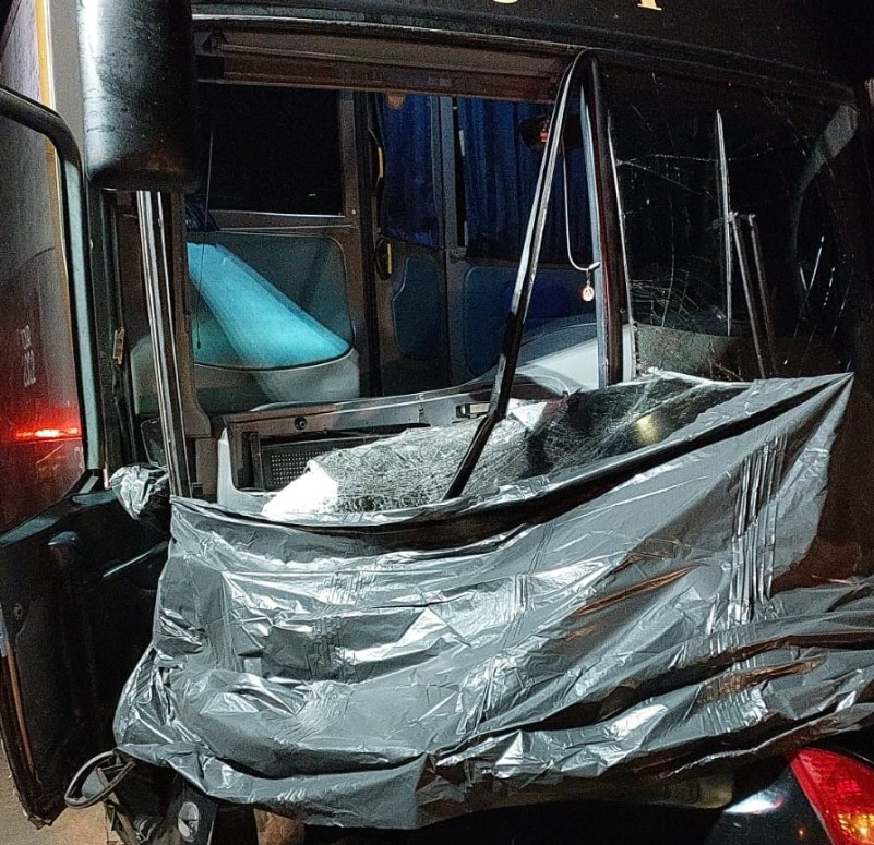 Acidente com ônibus de dupla sertaneja deixa uma pessoa morta