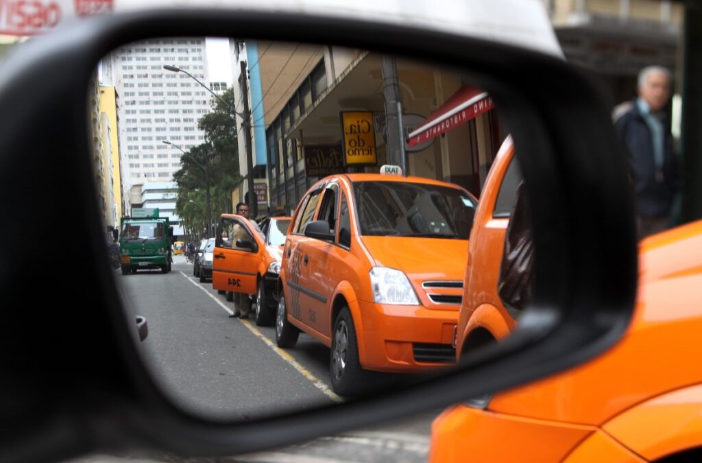 Governo promete benefício extra de até R$ 500 a taxistas em meio à campanha eleitoral