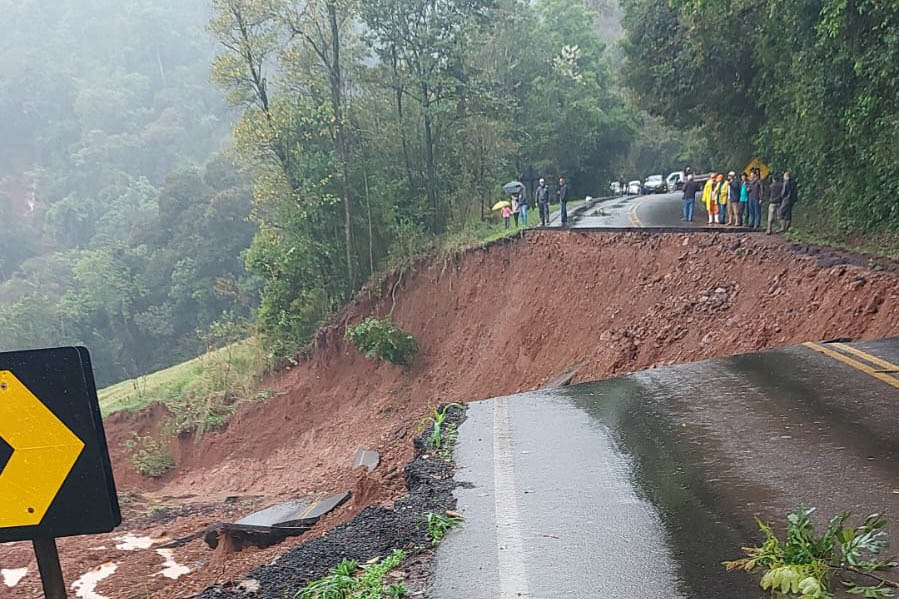 Chuvas provocam deslizamento em rodovia no Sudoeste do estado