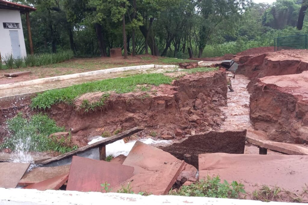 Erosão afeta abastecimento de água em quase 30 bairros de Umuarama
