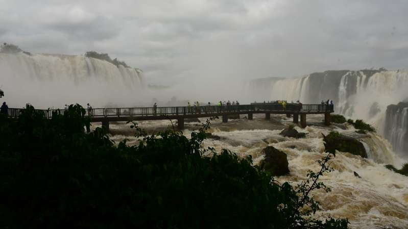 Passarela das Cataratas é interditada pela cheia do Rio Iguaçu