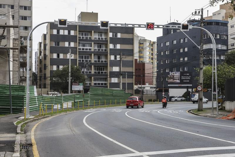 Curitiba instala 75 novas lombadas eletrônicas em pontos da cidade