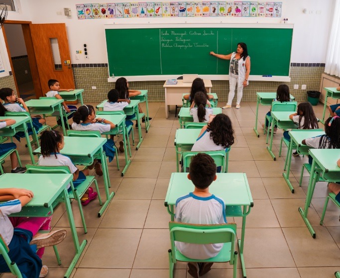 No dia dos professores, prefeito de Maringá anuncia gratificação de R$ 700 à categoria
