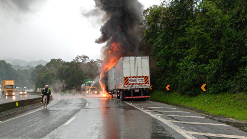 Caminhão pega fogo e interdita BR-376, na Grande Curitiba