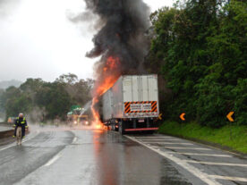 Caminhão pega fogo e interdita BR-376, na Grande Curitiba