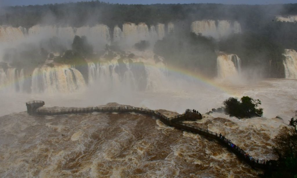 Turista cai nas Cataratas do Iguaçu durante tentativa de selfie