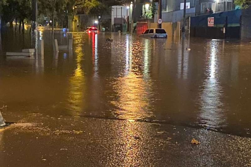 Chuva forte causa alagamentos em Londrina; imagens