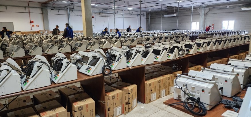 Urnas eletrônicas são preparadas para o 2º turno no Paraná