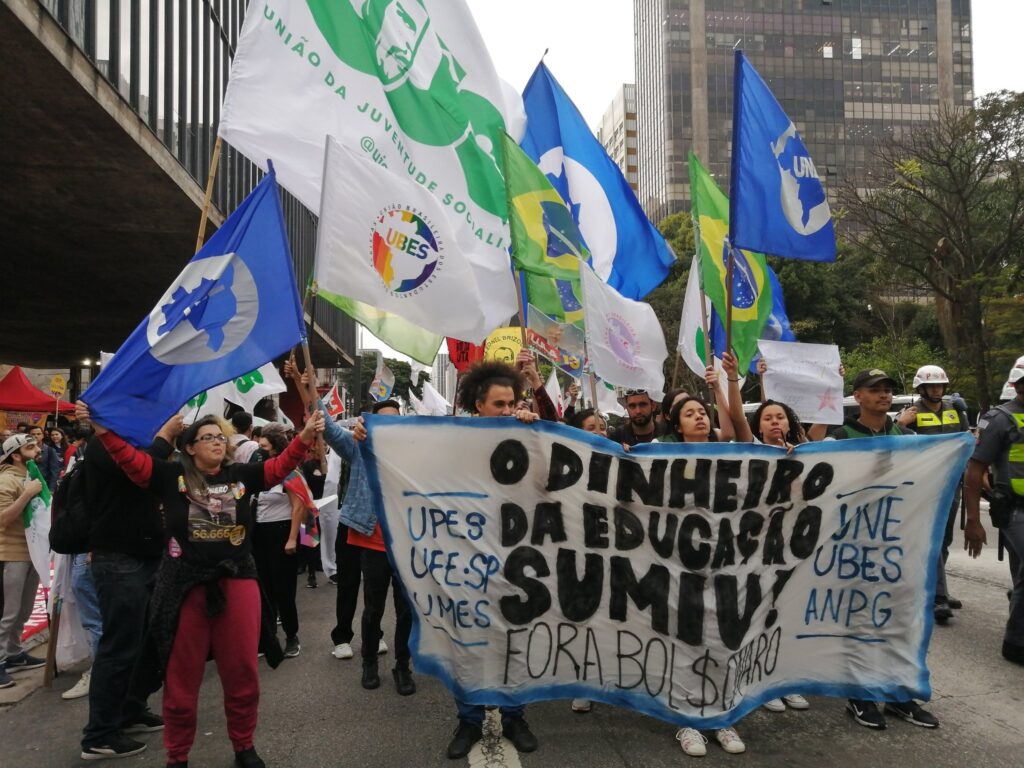 Mais de 70 cidades têm atos contra cortes de Bolsonaro na educação