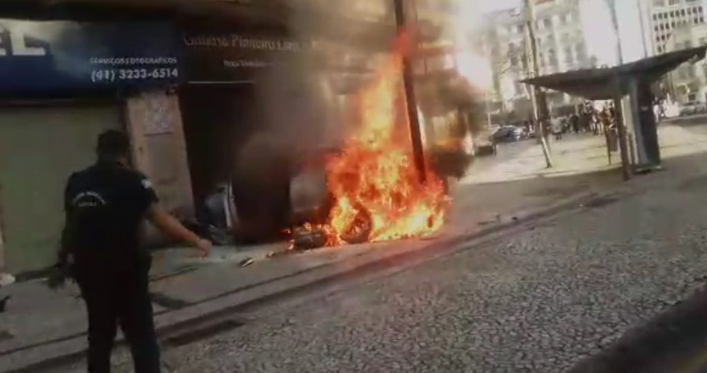 Idoso é retirado de carro em chamas na Praça Tiradentes; vídeo