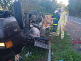 Caminhão carregado com tijolos capota na BR-277; motorista morreu