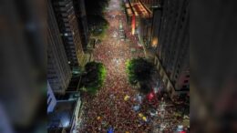 Lula discursa a milhares na Paulista e diz esperar sinal de Bolsonaro para transição