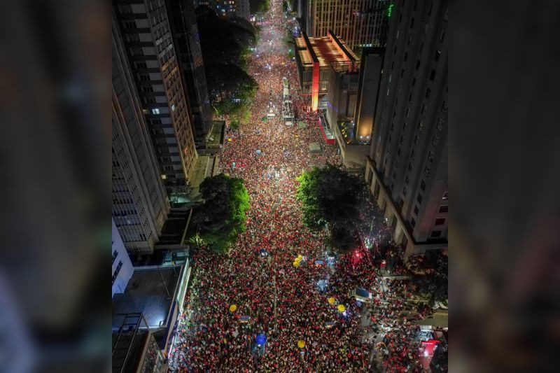 Lula discursa a milhares na Paulista e diz esperar sinal de Bolsonaro para transição