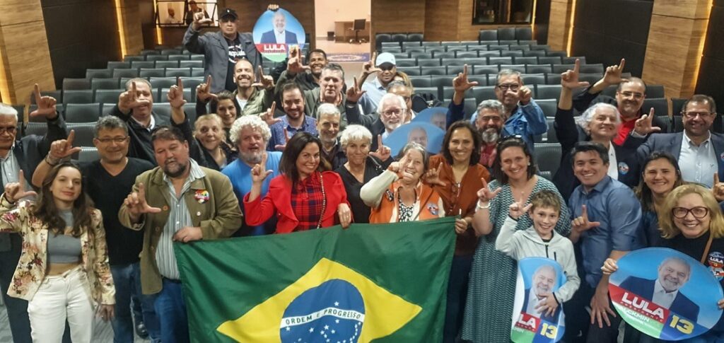 Movimento suprapartidário em Curitiba celebra vitória de Lula