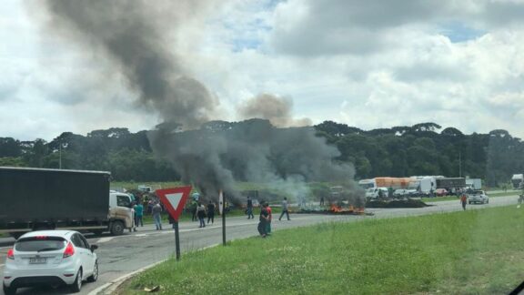 Sobe para 47 o número de bloqueios em rodovias no Paraná; acompanhe